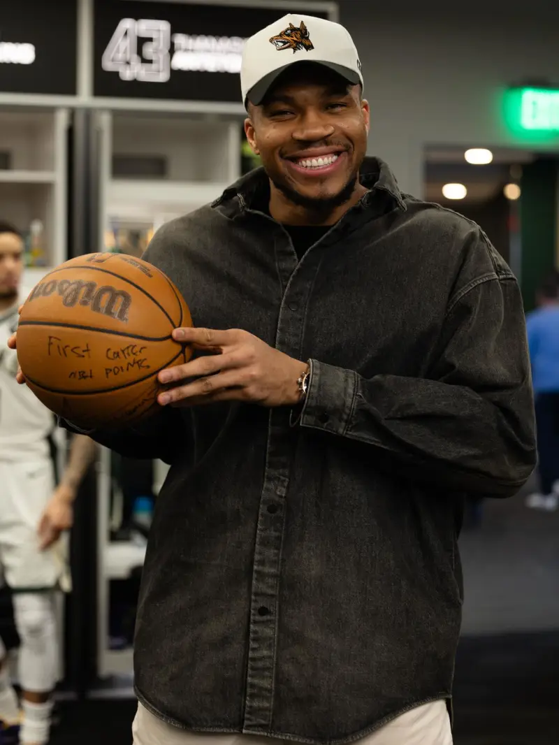 亚博中国官网-扬尼斯-阿德托昆博更新Ins晒近期照片与球迷分享：继续进步