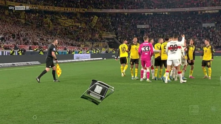 亚博app-认为遭到挑衅！图片报：布兰特进球后斯图加特球迷往场内扔折叠椅